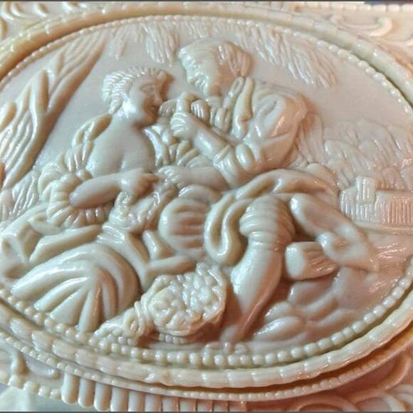 1960s Cream Vintage Jewelry Box Romantic Cameo Scene - Picture 6 of 7